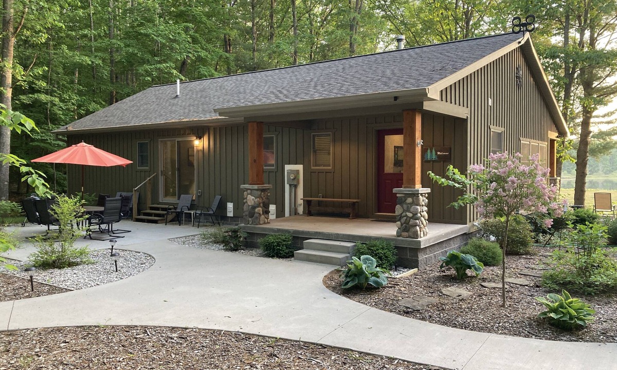 Traverse City House | Hemlock Cottage on beautiful Pikes Lake