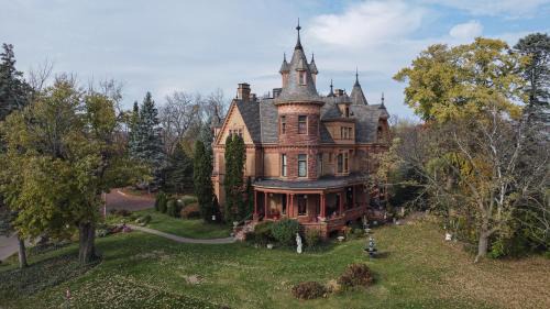 West Main HIll Bed & Breakfast | Henderson Castle Inn