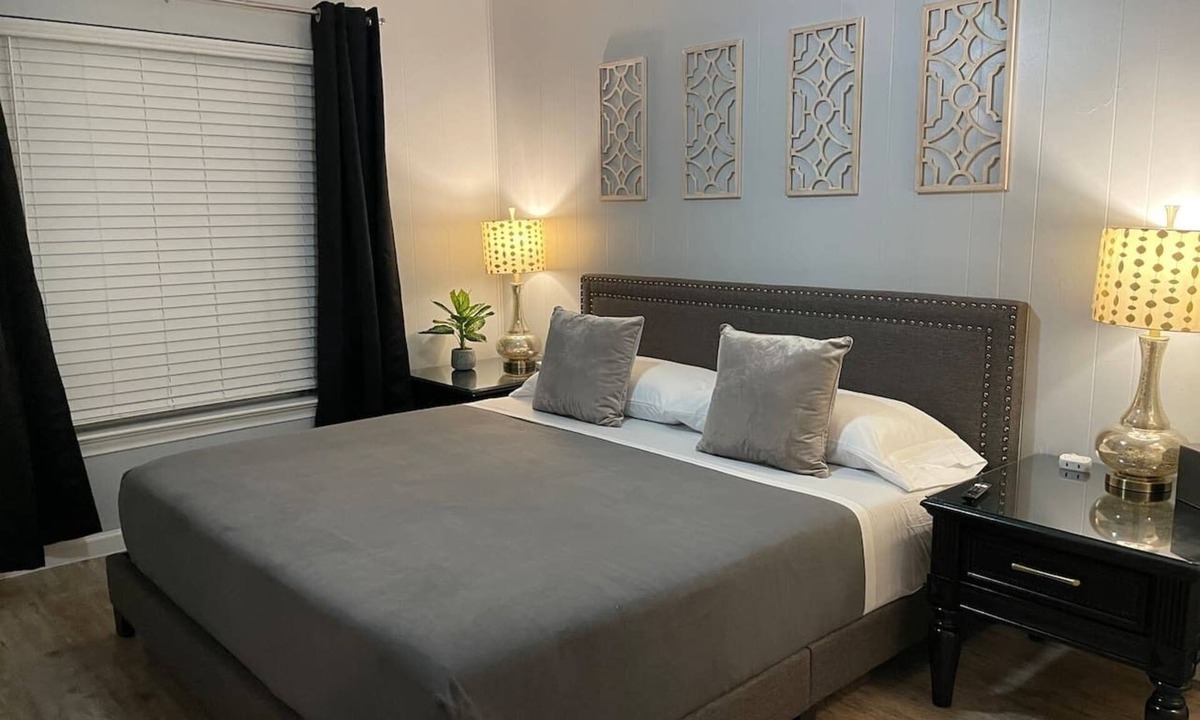 Knox - Henderson Apartment | Henderson Hideaway - King Bed, Patio & Walkable