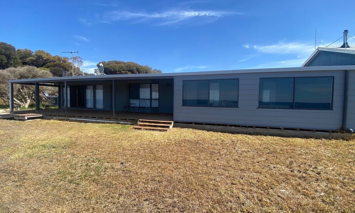 Para Wurlie House | Hendys 346 - Absolute beachfront! Excellent sea views!