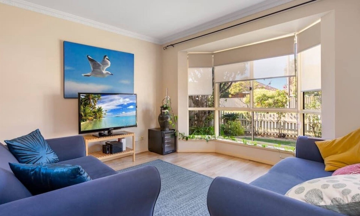 Henley Beach House | Henley Haven- Sleeps 4, 2 Bdrm, Wifi, Beach