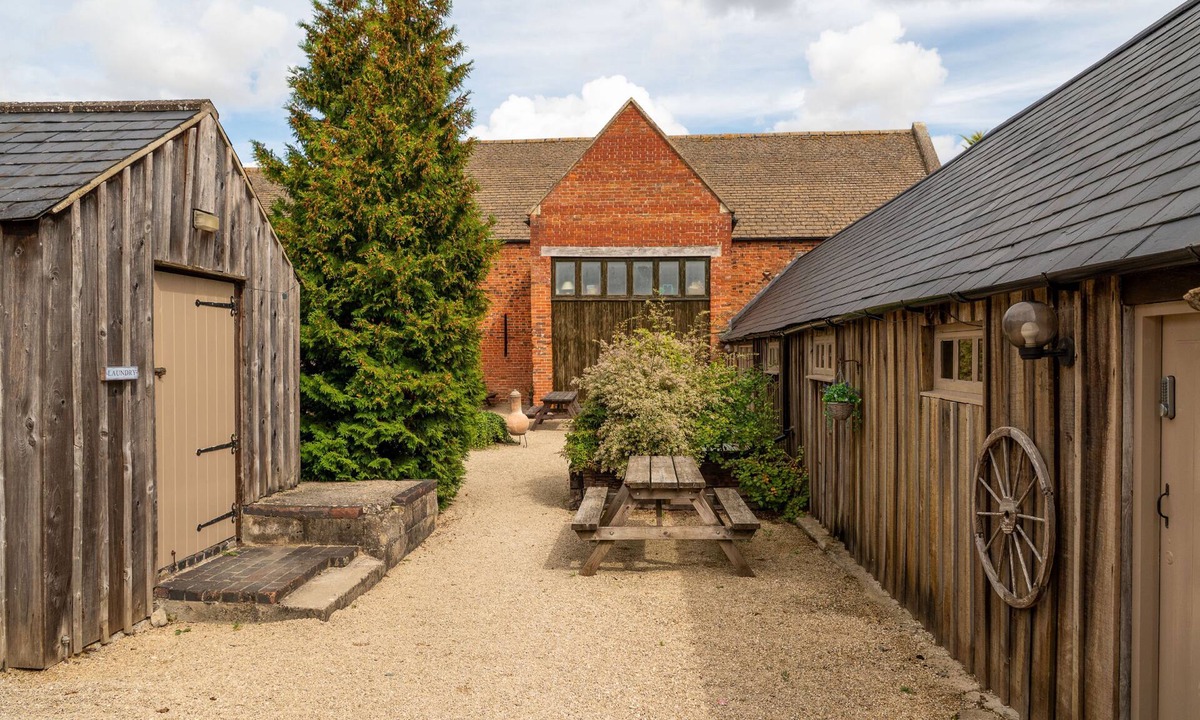 Lechlade Cottage | Henloft Farm Stay With Pool