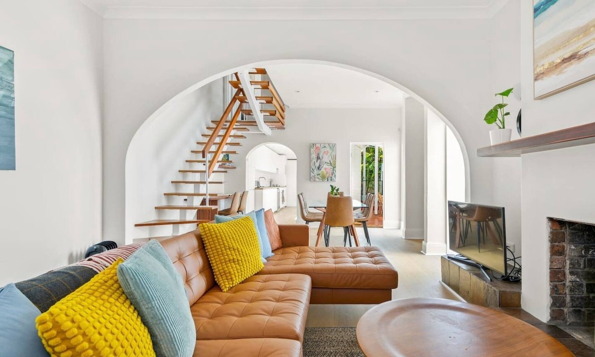 Waverley House | Henrietta Poolside Relaxation near Bronte Beach