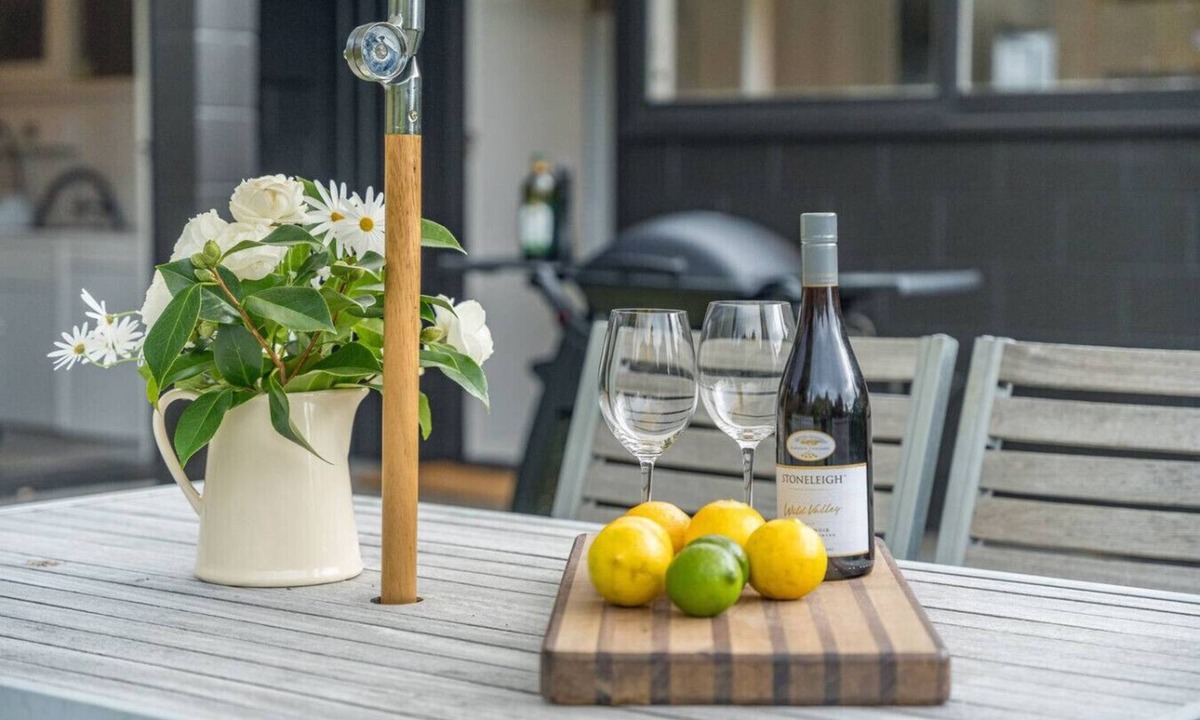 Taupo House | Henry`s Bach with Wi-Fi, private rear garden for alfesco dining