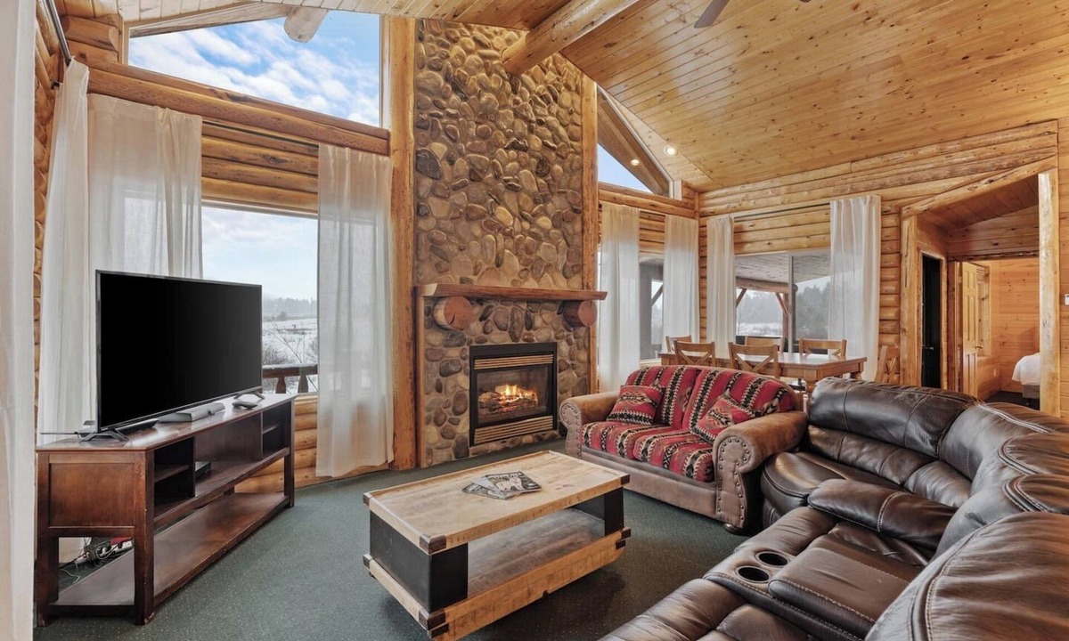 Last Chance Cabin | Henry`s Fork Cabin | Steps to River, Hot Tub, Amazing Views, + BBQ!
