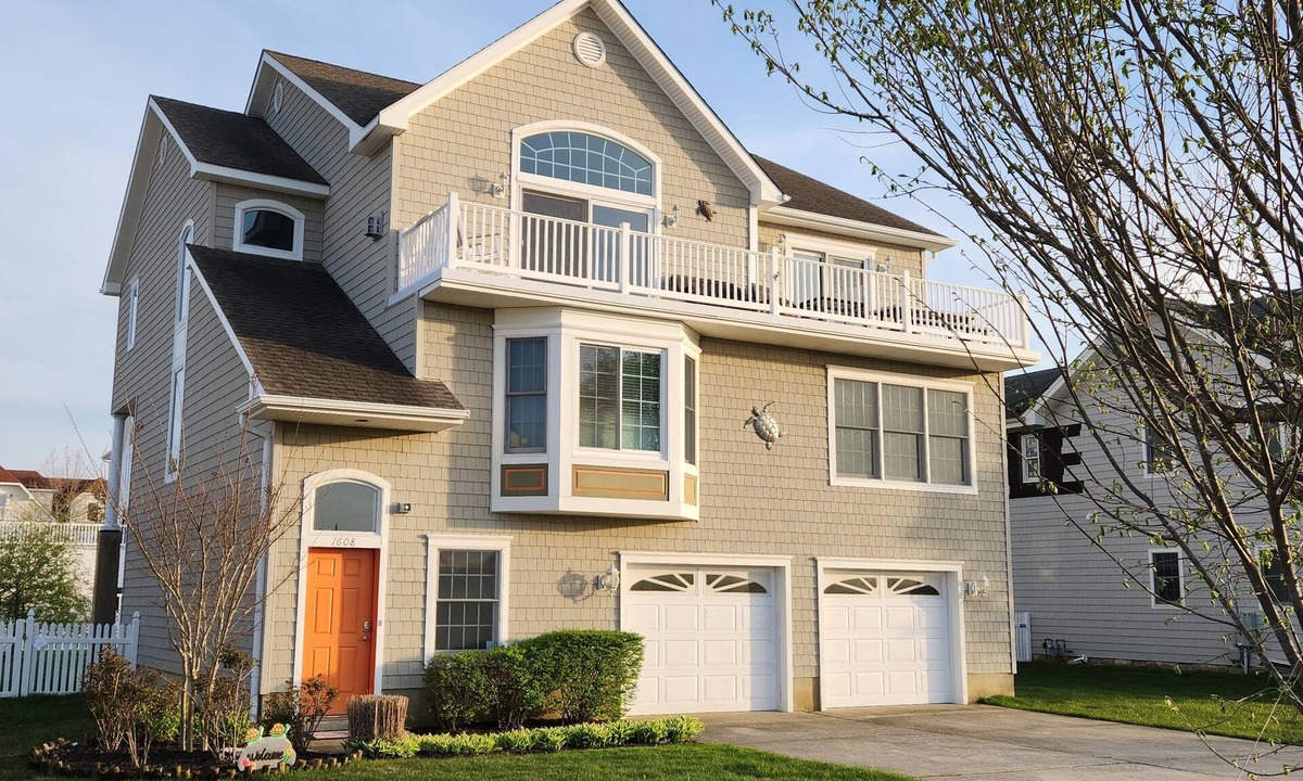 Admiral Estates House | Henry's Hideaway-Cape May- 2.5 blocks to beach- 5 BR- Elevator