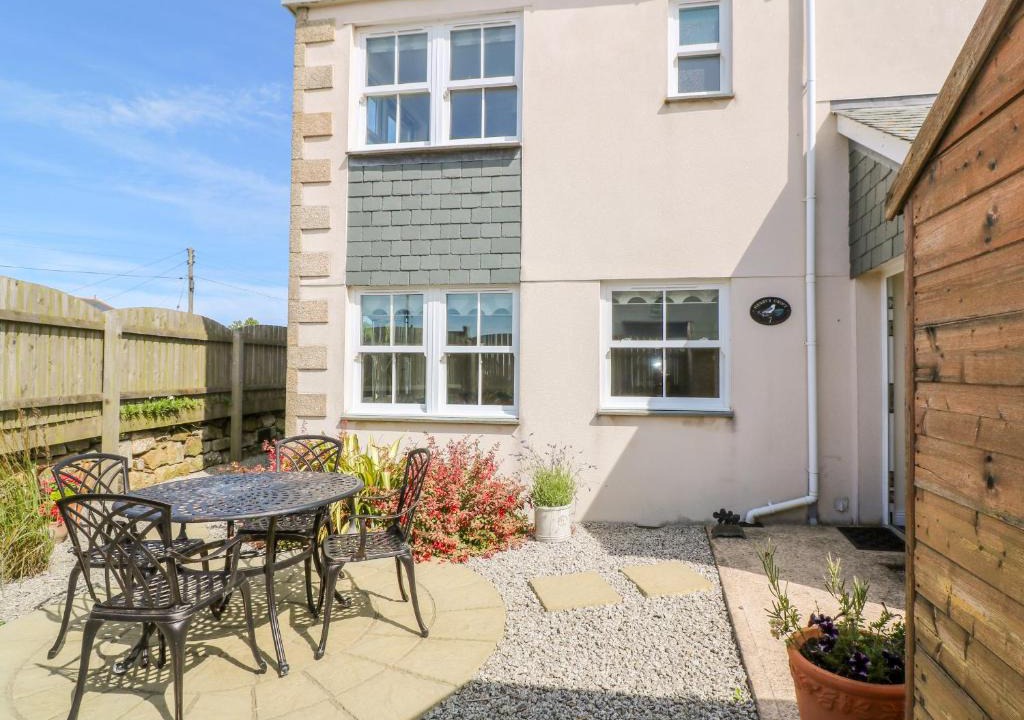 The Lizard House | Henrys Croft