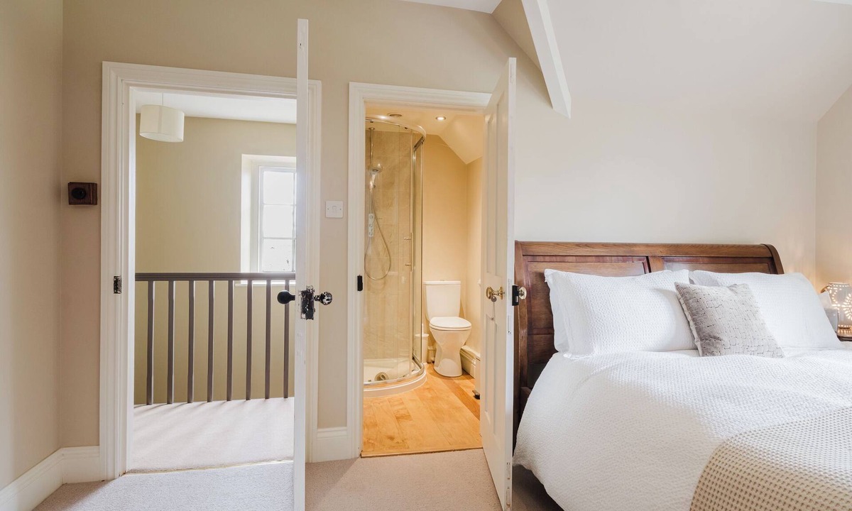 Easton Grey House | Herdsman's Cottage - 3BD in Wiltshire