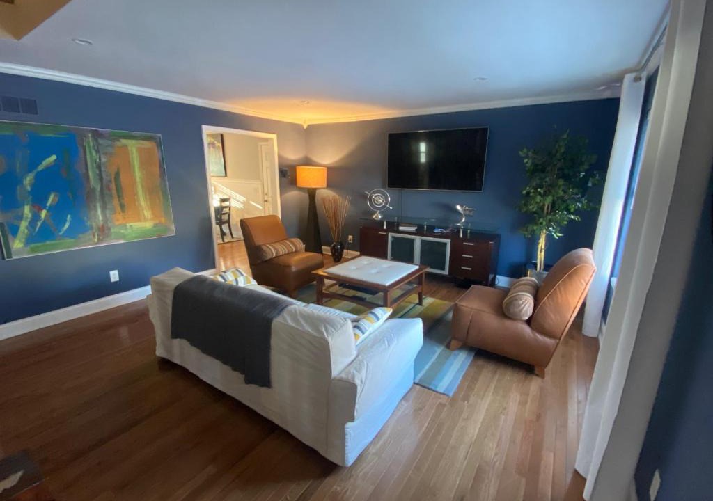 Olathe House | Here It Is! Cool Cape Cod-3 BR-2.5 Bath-12 Guests