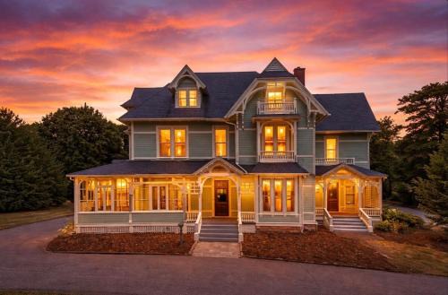 Wolfville Villa | Heritage Estate 1893 - Former Inn - Walk Downtown