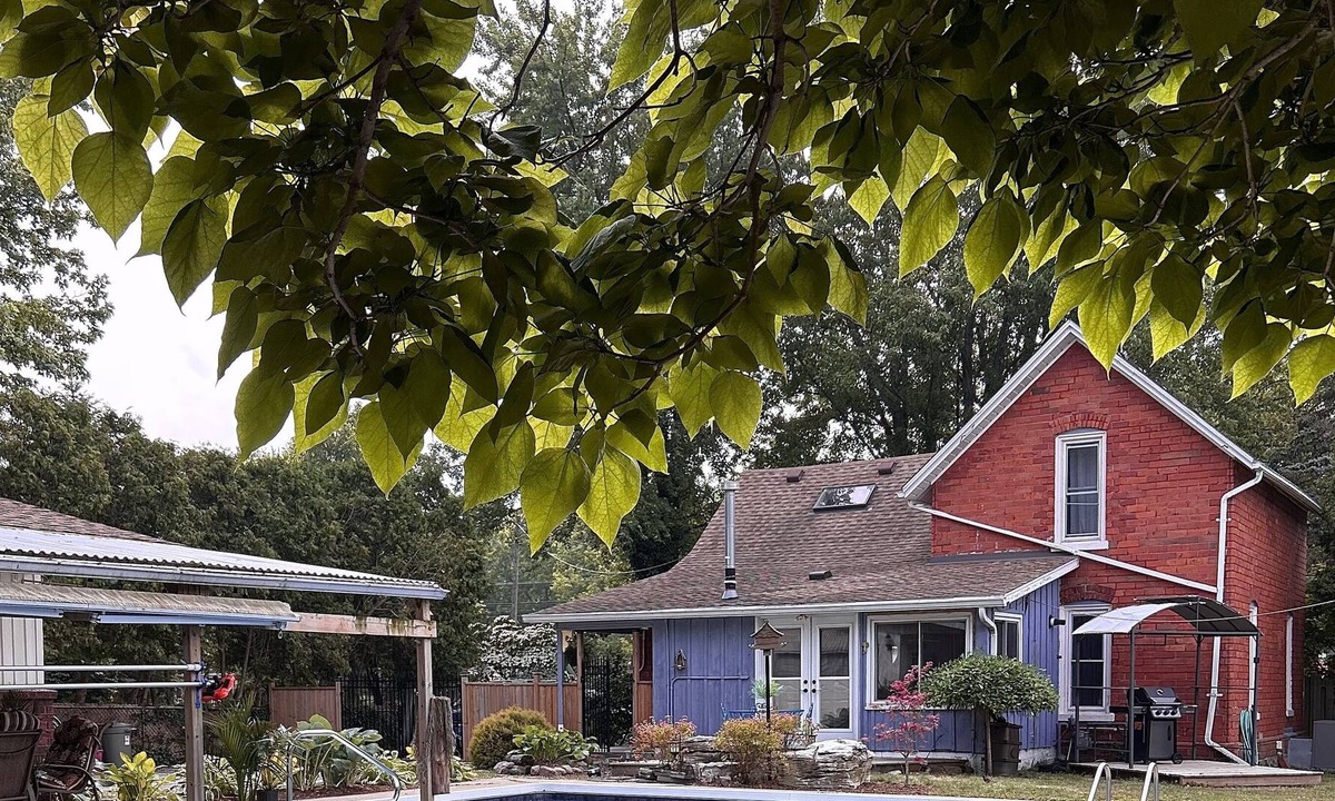Ruthven House | Heritage Home in Wine Country on just under 1/2 an acre, with a pool