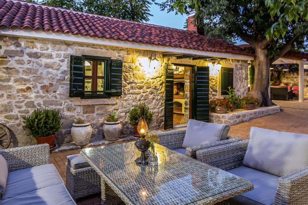Polaca Hotel | Heritage Hotel & Estate Raznjevica Dvori AD 1307