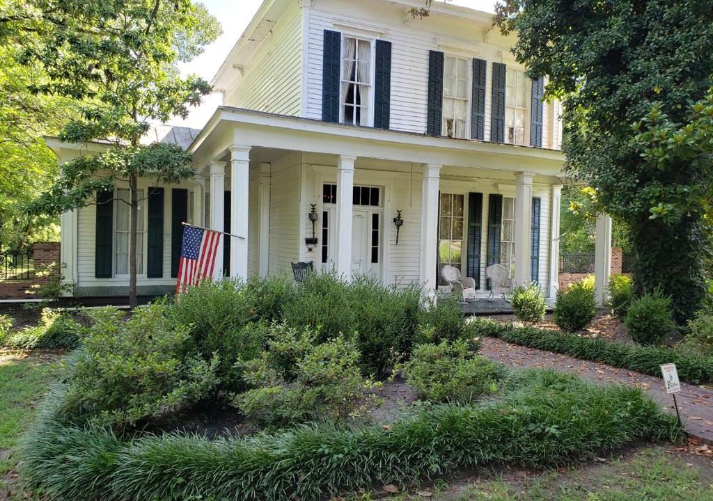 Holly Springs Bed & Breakfast | Heritage Inn BNB