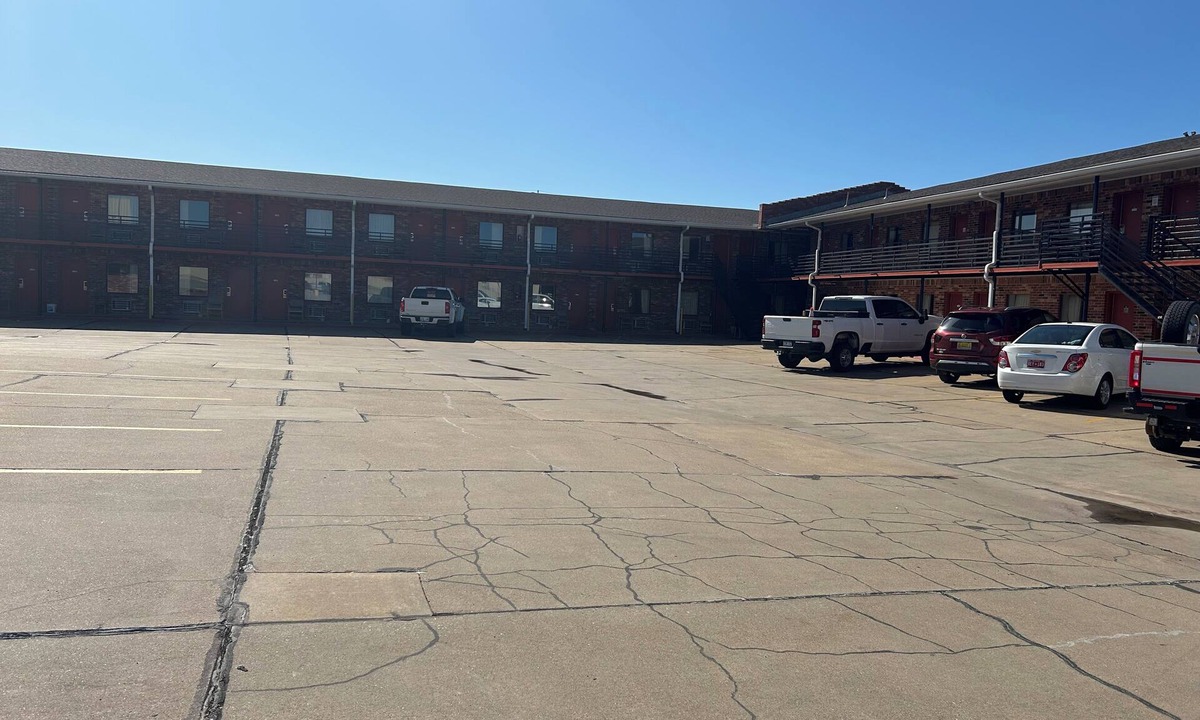 Duncan Hotel | Heritage Inn Duncan HWY 81 with Large vehicle truck parking
