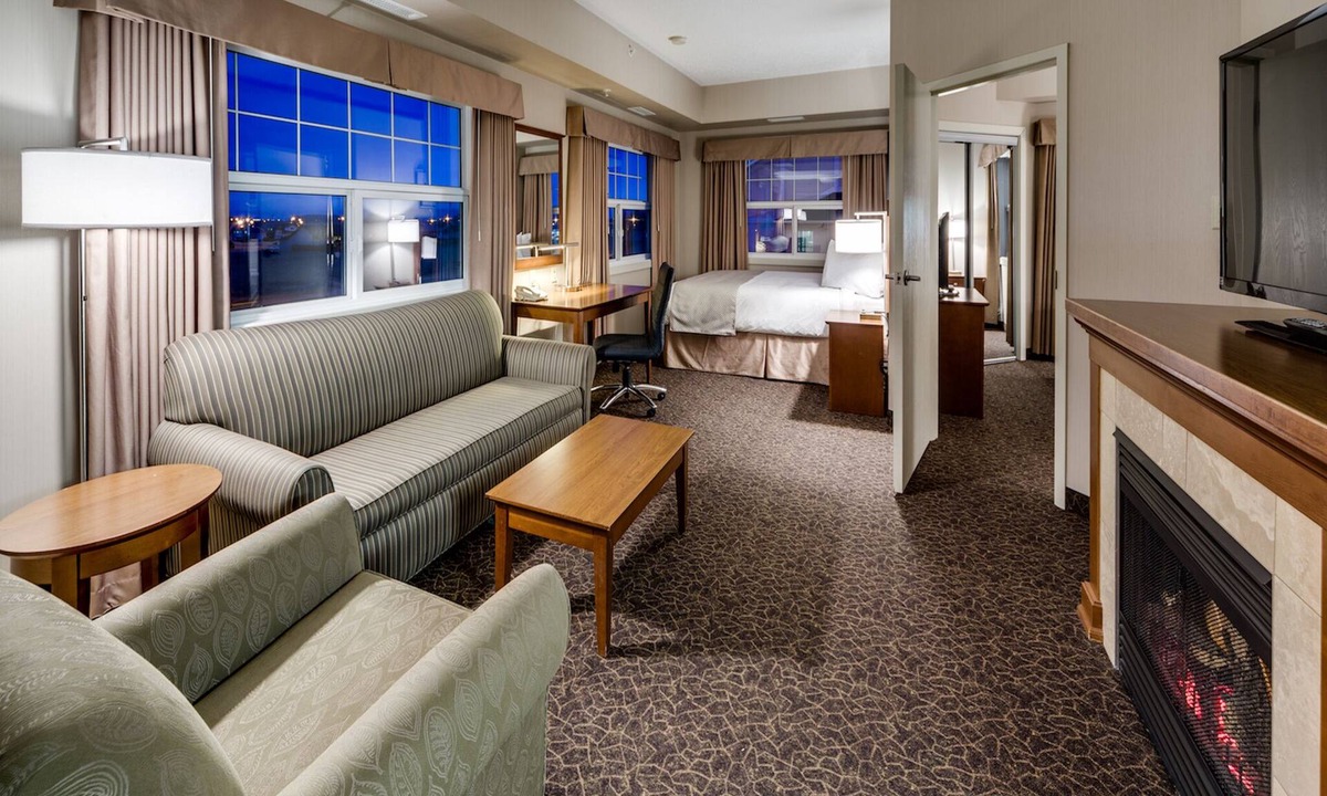 Brooks Hotel | Heritage Inn & Suites