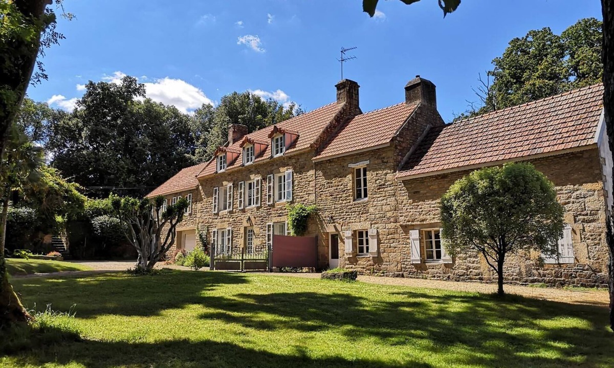 Locoal-Mendon House | Hermely - LOCOAL-MENDON