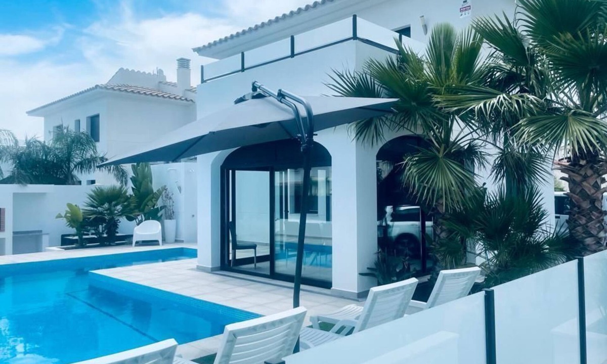 Les Tres Cales Ski Chalet | Hermosa casa moderna, piscina privada, 800 metros de la playa