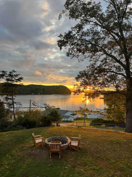 Staunton River House | Heron’s Cove on Leesville Lake.