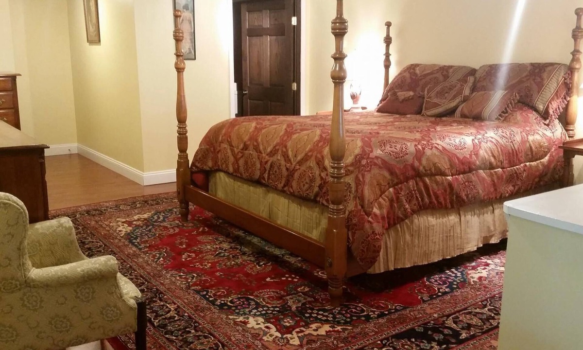 Russell Bed & Breakfast | Heron View Room at Carousel Bed and Breakfast