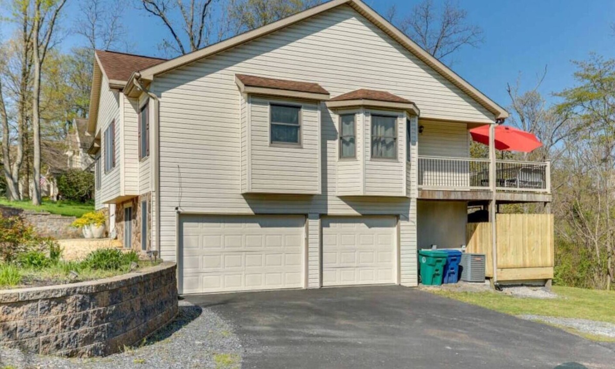 Harrisburg House | Hershey Park Lodge with Jacuzzi and Event Room