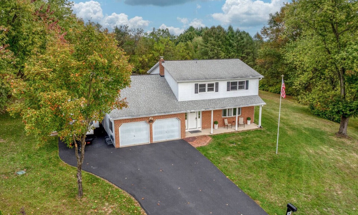 Grantville House | Hersheypark Family Escape | Fire Pit, Yard, EV