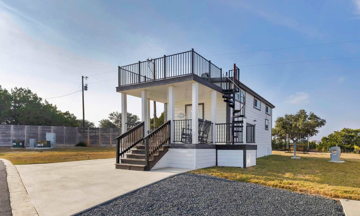 Fredericksburg House | Hey Good Lucken - Tiny home with Rooftop Deck
