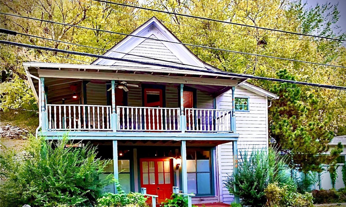 Eureka Springs Historic District House | HGTV feature Main St d’town! 3 cozy units, sleeps 16 w Private Bar + gameroom!