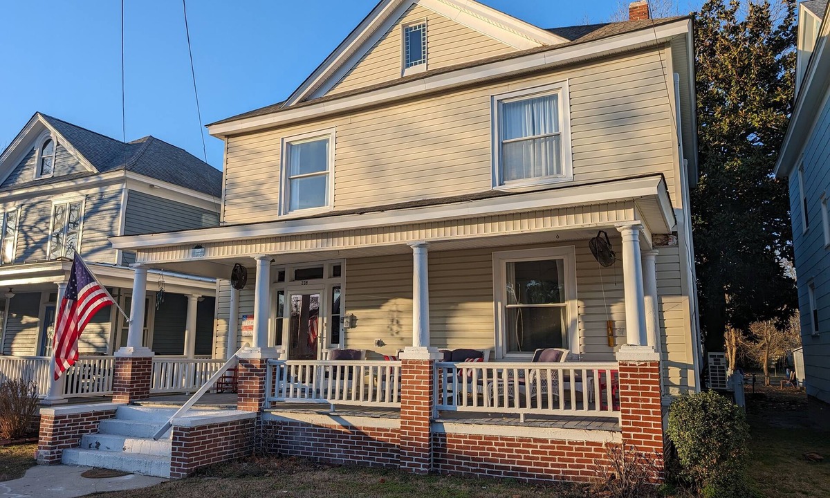 Cape Charles House | HGTV House! 2 Blocks to Beach- 2024 New Bathroom!