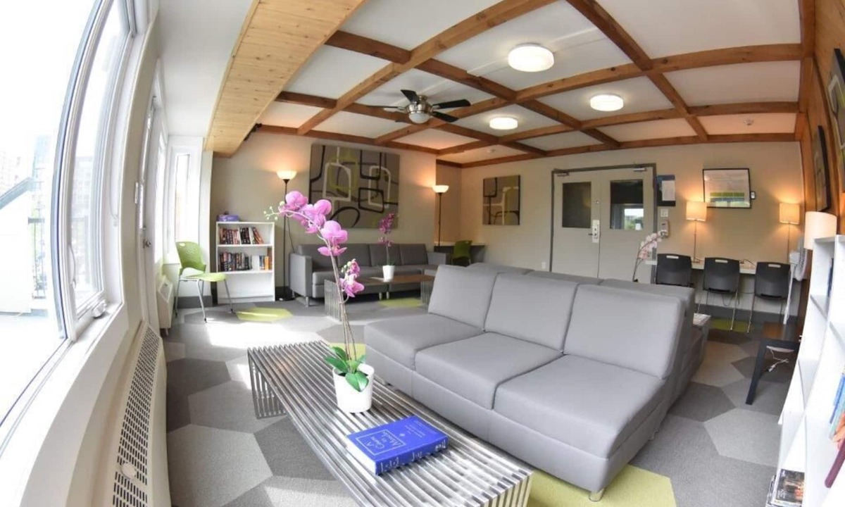 East Village Hostel | HI Calgary City Centre - Hostel