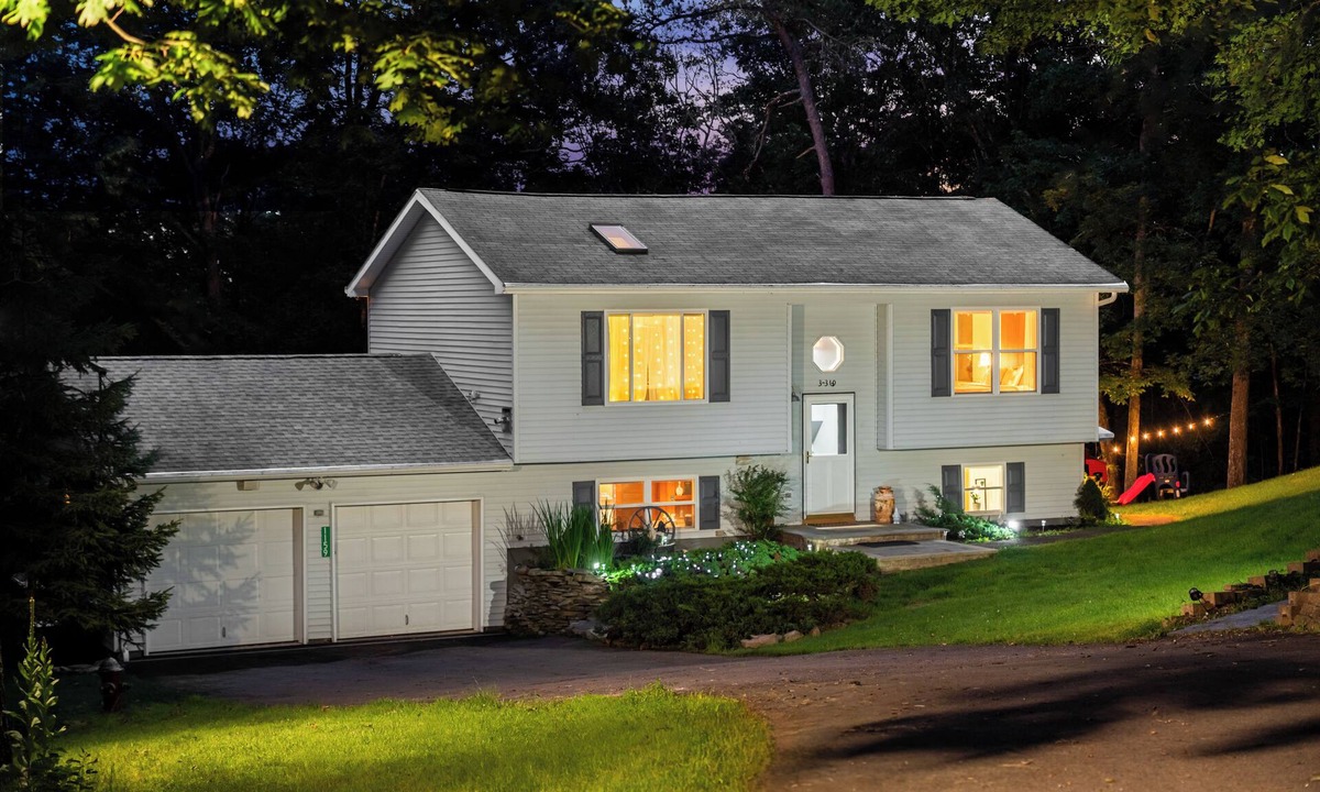 Bushkill House | Hideaway/Hot Tub/Sunna/Kayaks/Lake/Pool/Game Room/Cold Plunge