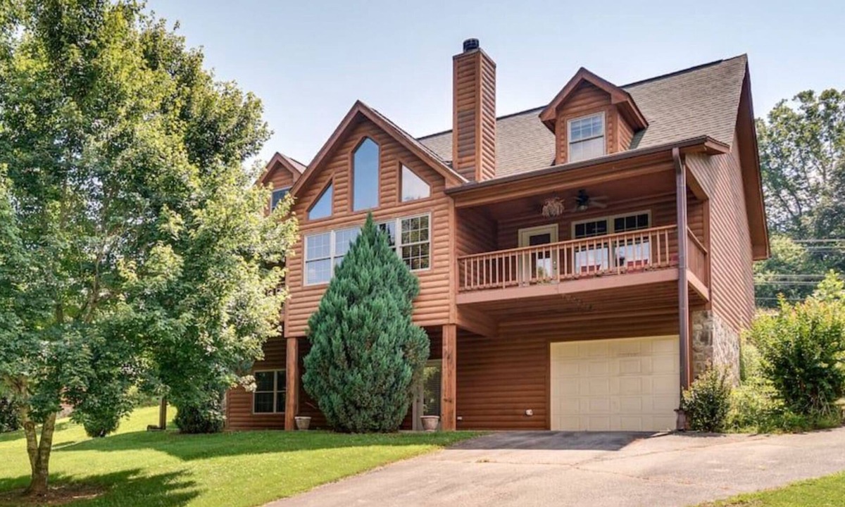 Hiawassee House | Hiawassee River Retreat w/2 Mountain-View Decks