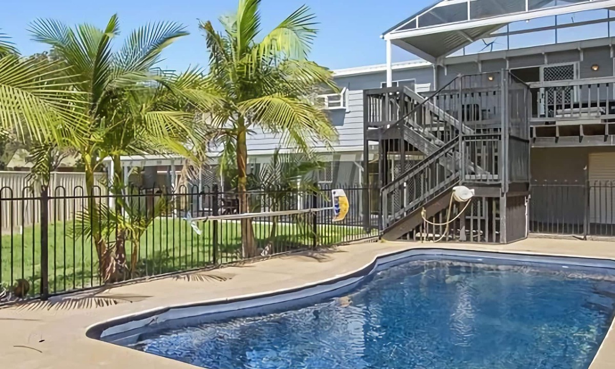 Maloneys Beach House | Hibiscus Close Beach Front Living
