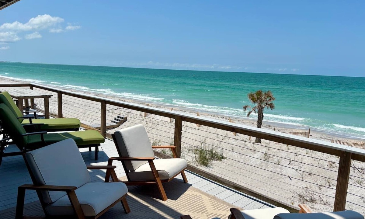 Placida House | Hibiscus House! Beach front - pet friendly