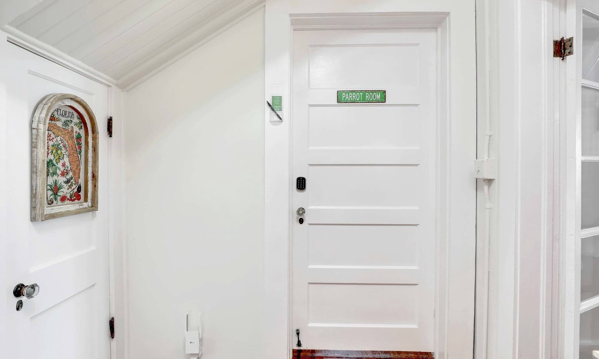 Fort Myers River District House | Hibiscus House Bed & Breakfast Inn Parrot Room