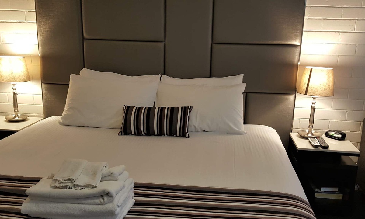 Budgewoi Hotel | Hibiscus Lakeside Motel