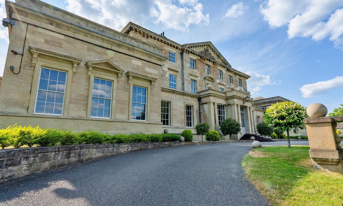 Hickleton House | Hickleton Hall by Interhome