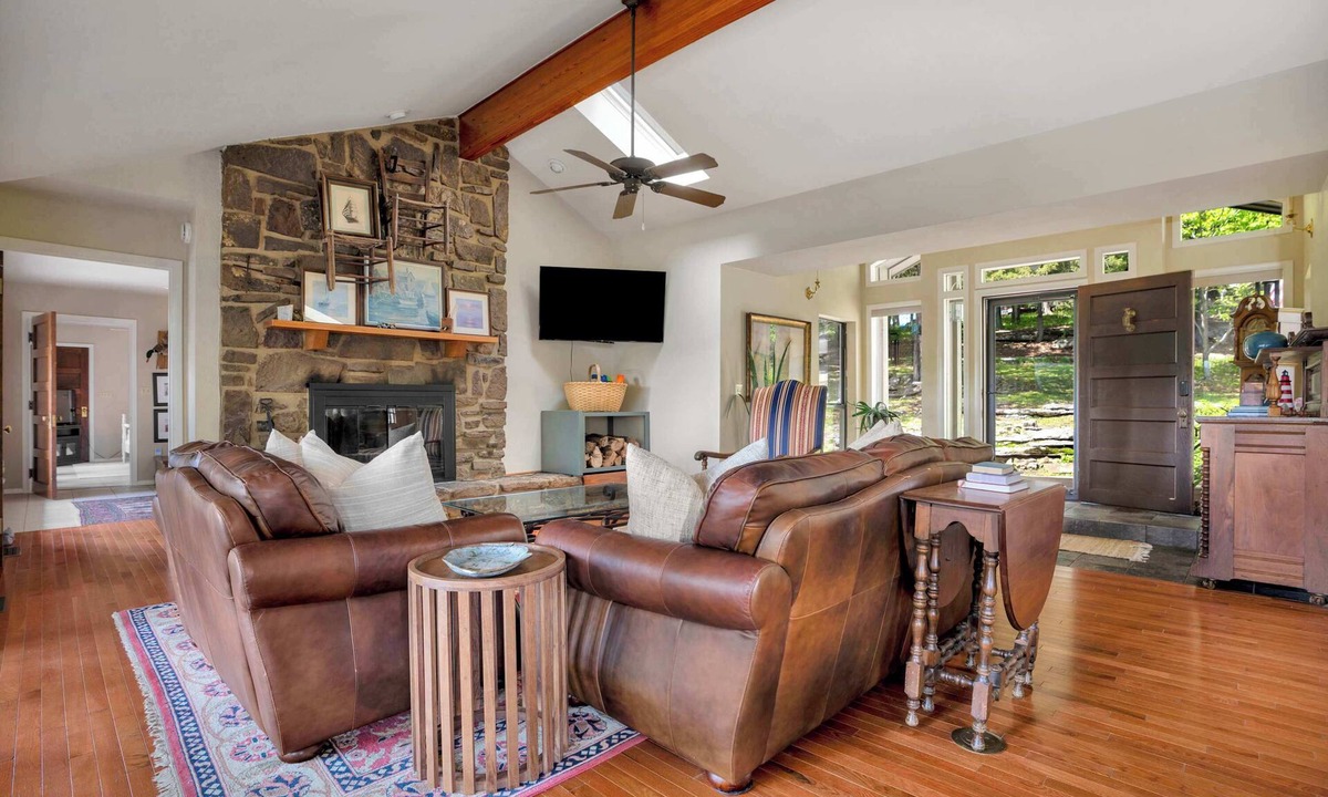 Lowell House | Hickory Haven-Direct Lake Access-Furnished Patio