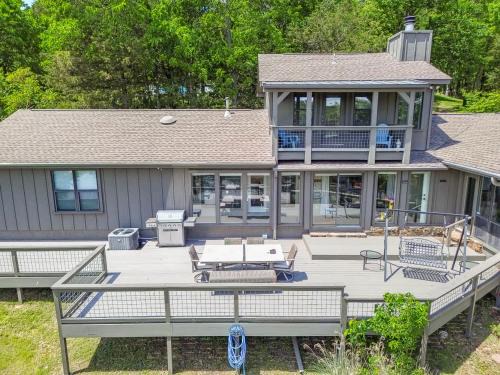 Lowell House | Hickory Haven-Direct Lake Access-Furnished Patio