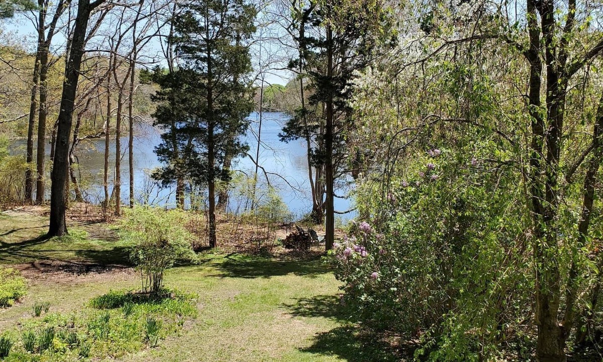 North Kingstown Apartment | Hickory Hideaway - Lakeside Oasis