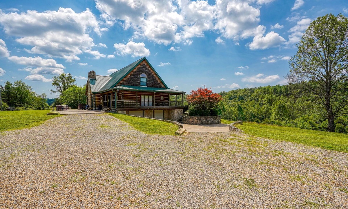 Logan Ski Chalet | Hidden Falls Lodge in Hocking Hills