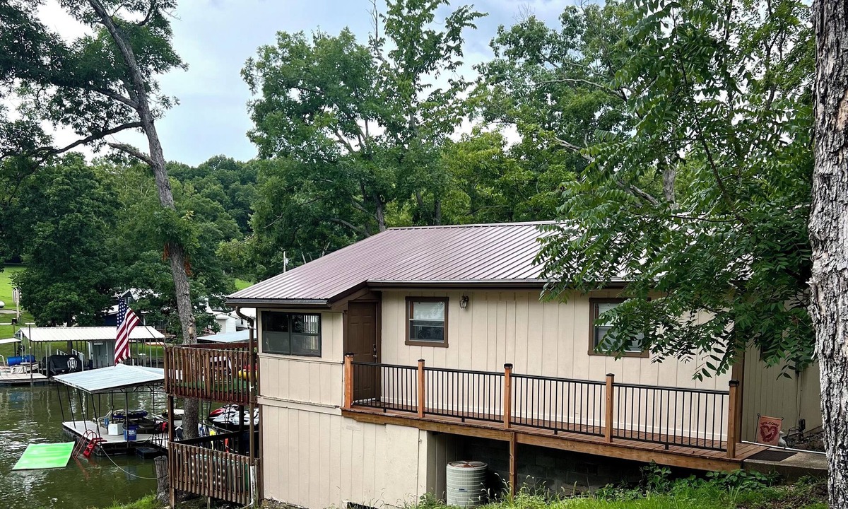 Lake of the Ozarks House | Hidden, family-sized lakefront gem in a quiet cove.