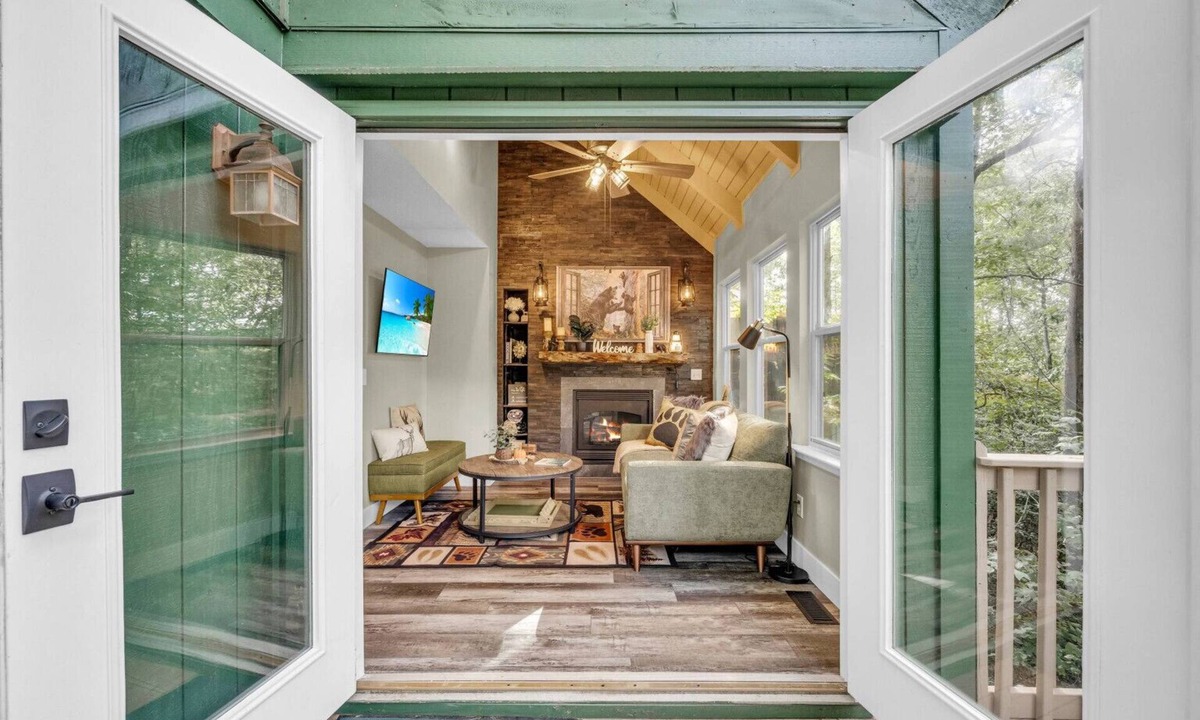 Helen Cabin | Hidden Gem Cabin: Dog friendly, cozy cabin nestled in the heart of Helen, GA