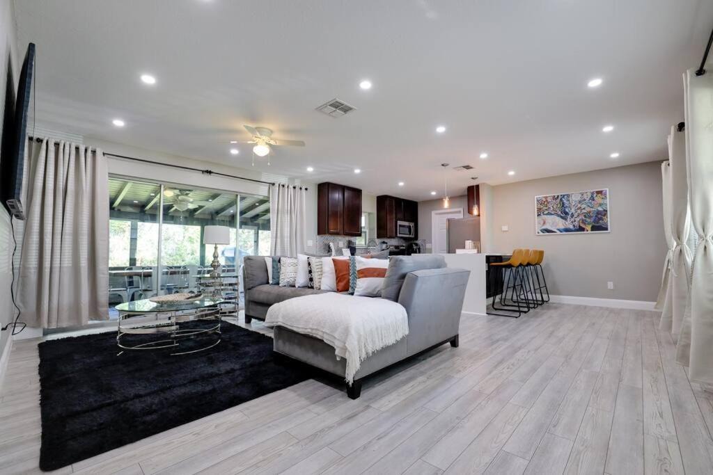 Deltona Lakes House | Hidden gem home w/ an exhilarating backyard view