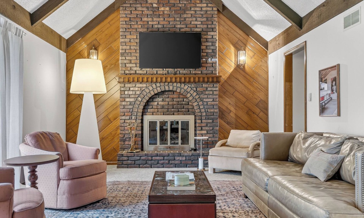 Blue Springs House | Hidden Gem in Blue Springs 4 Bed 3 Bath
