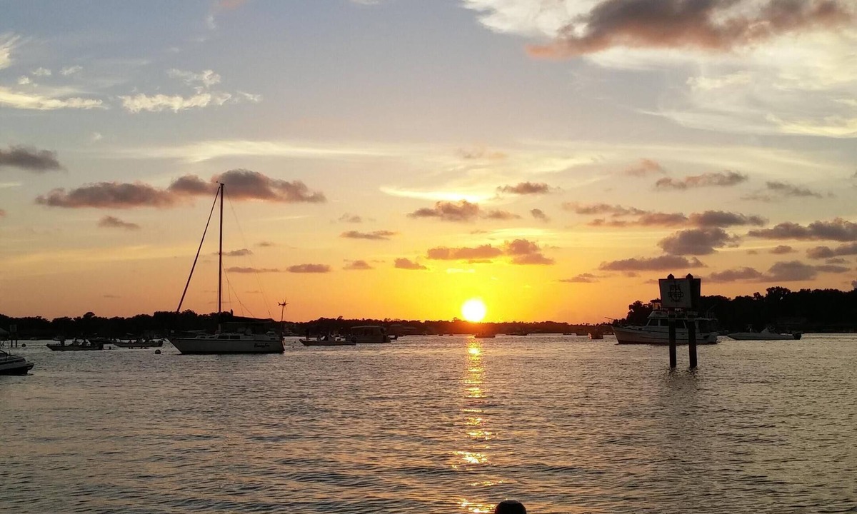 Crystal River Cottage | Hidden Gem in Crystal RivernSUPER CLEAN AND DIRECTLY ON WATER