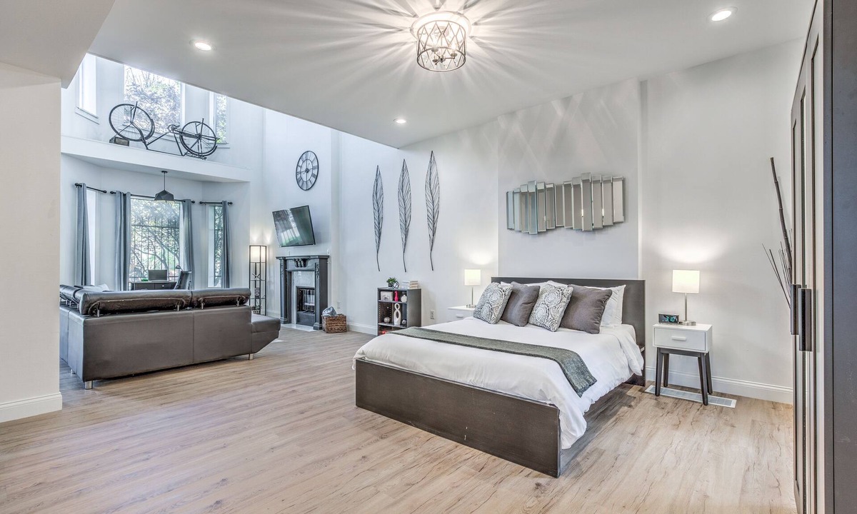 Central West End Apartment | Hidden Gem | JZ Vacation Rentals