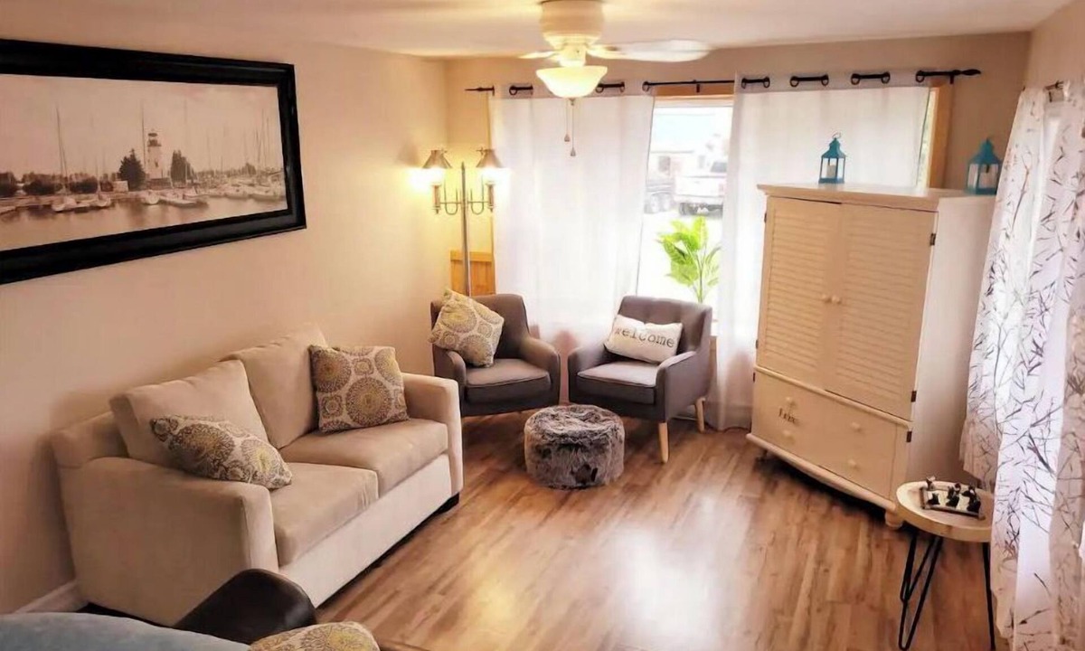 West Arm Cottage | Hidden Gem Lakehouse. W/Hot tub. Pet Friendly. Sleeps 7. Lake front.