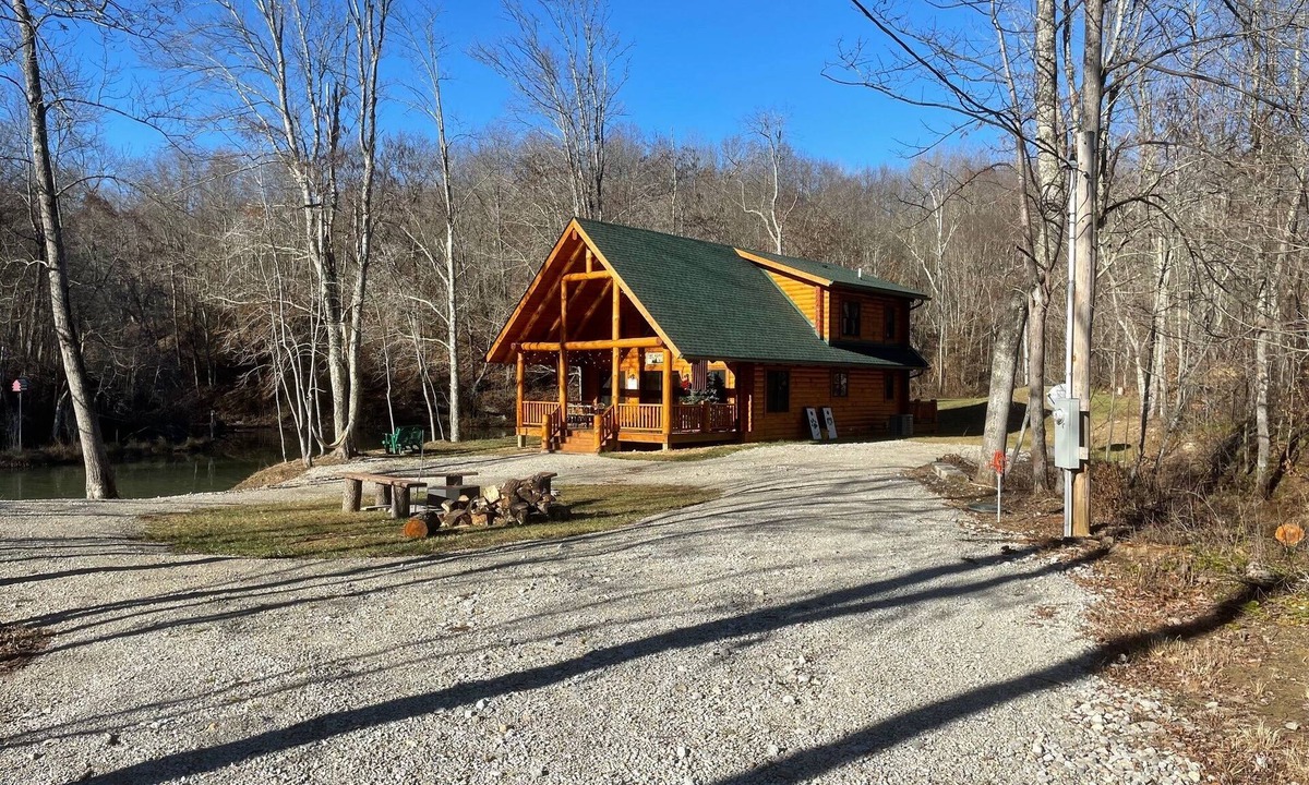 Nelsonville Cabin | Hidden Gem- Log Cabin on 56 acres