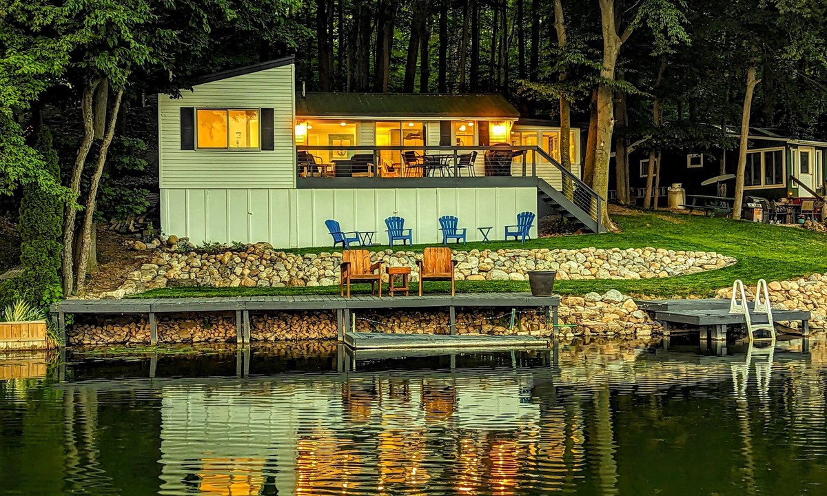 South Byron Cottage | Hidden gem on a private lake - serene, senic and superb!nn