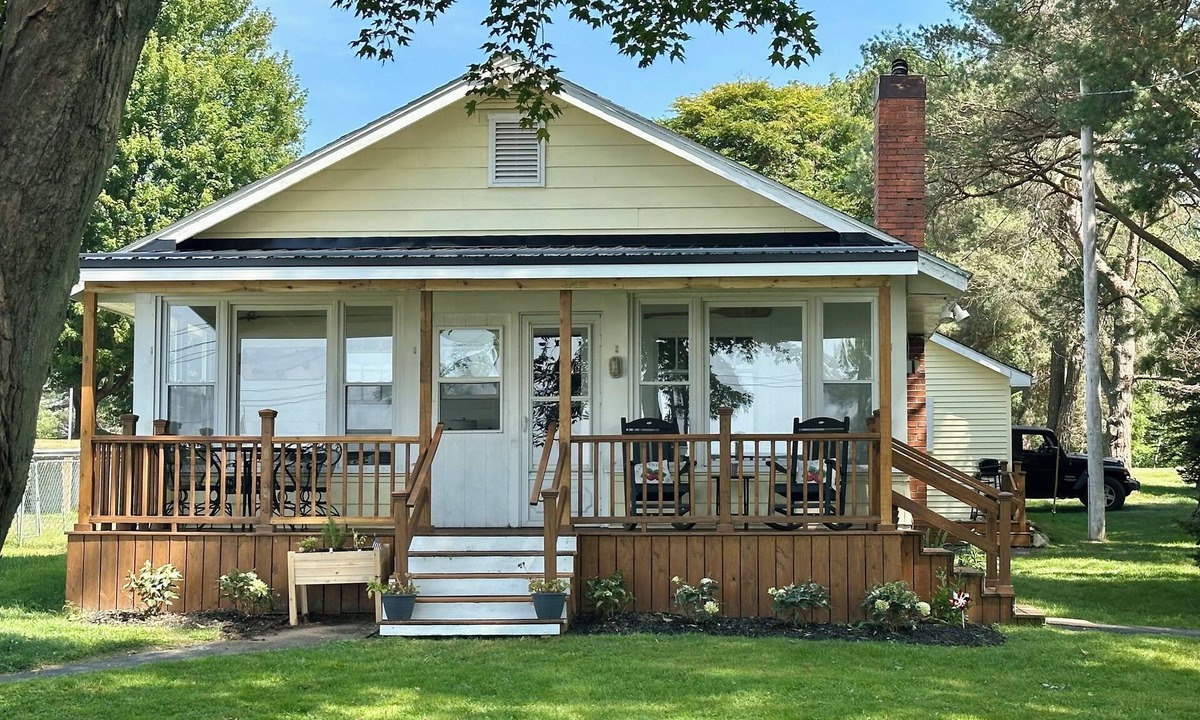 Dewittville Cottage | Hidden gem on Chautauqua’slake with SUPs, kayaks and pool!